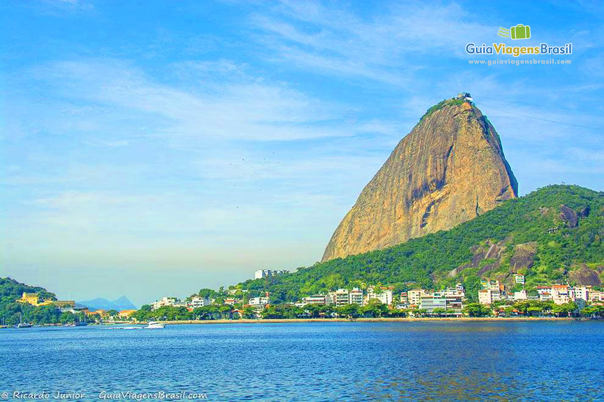 Imagem aproximada do Morro da Urca.