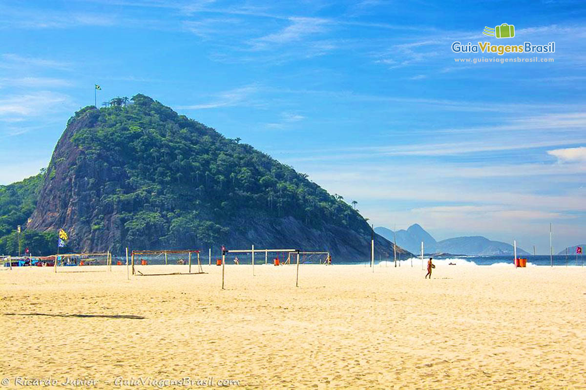 Imagem da praia e lindo morro em Copacabana.