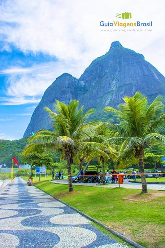 Imagem do calçadão e ao fundo Morro Maria Bonita onde saltam de paraquedas e paraglider.