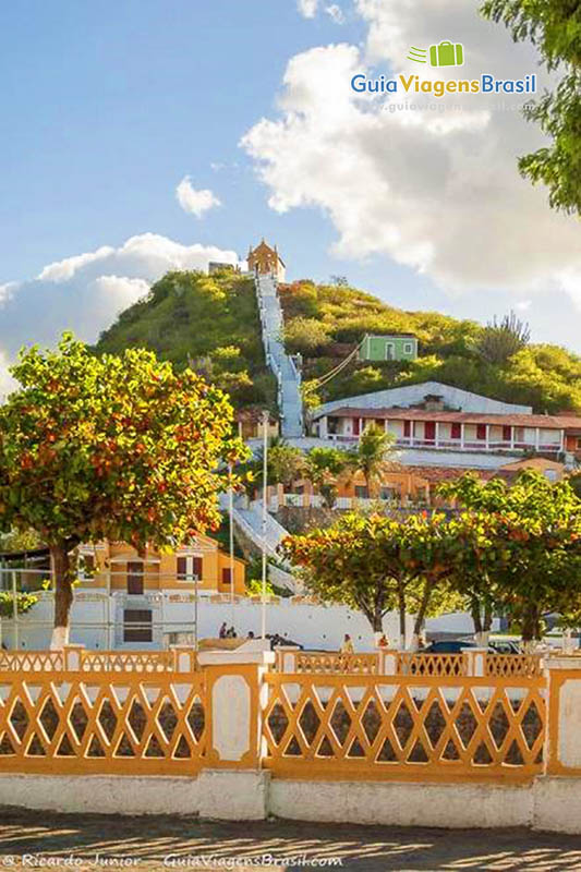 Imagem do centro histórico de Piranhas com visão para escadarias e igreja que fica no alto do morro.