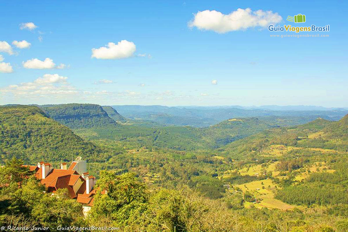 Imagem da vista de morros maravilhosos. 