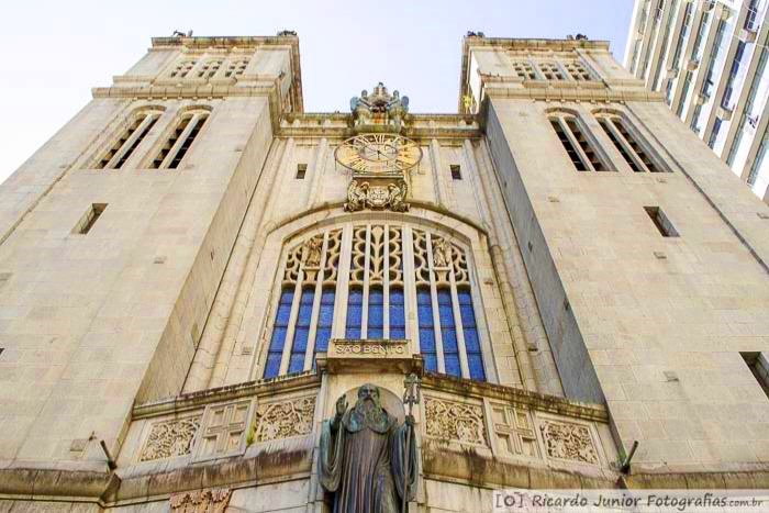 Mosteiro de São Bento, vale a pena conhecer pela arquitetura, ouvir a missa em canto gregoriano e comer os pães e bolos feito pelo monges.