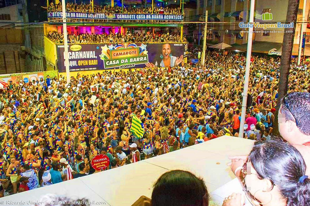 Imagem da multidão no agitado carnaval de Salvador.