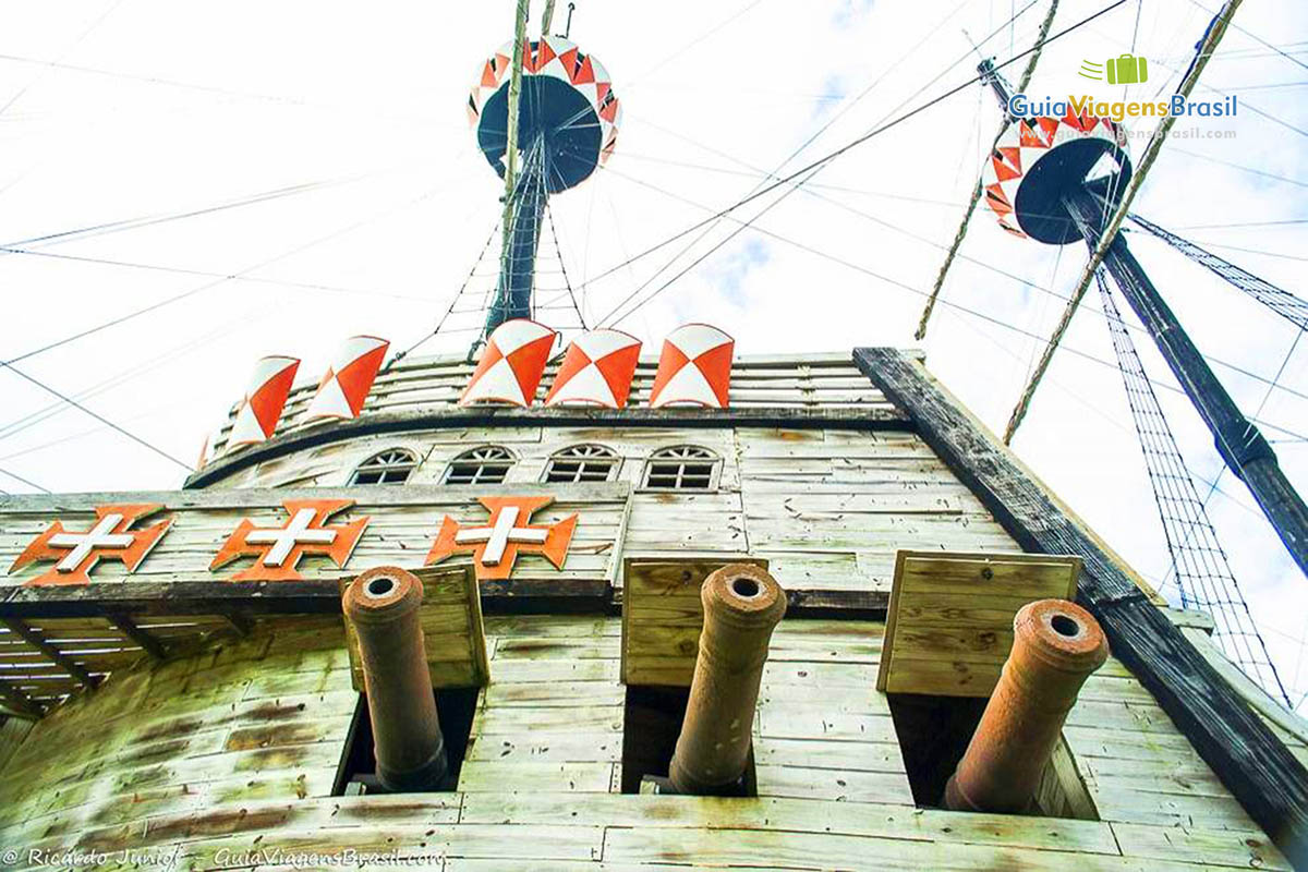 Imagem dos detalhes do barco no Museu do Descobrimento.