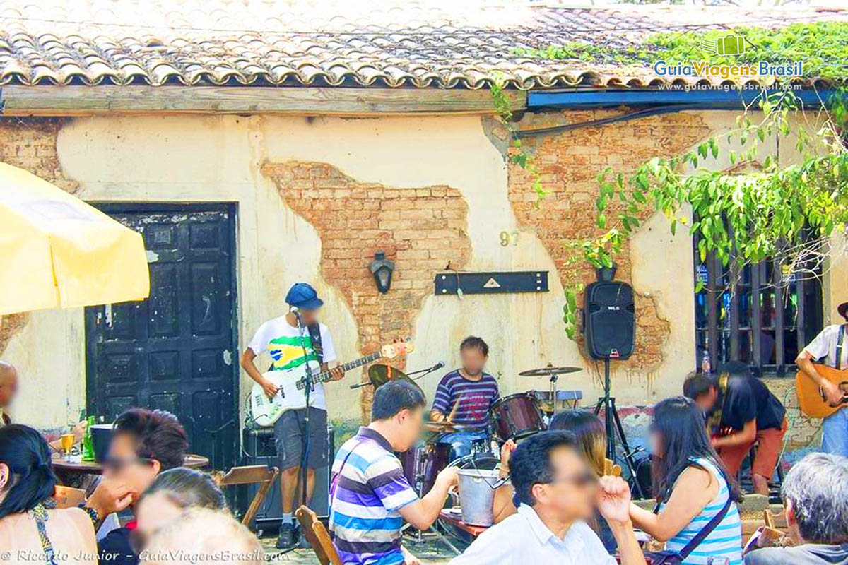 Imagem de músicos nos restaurantes de Embu.