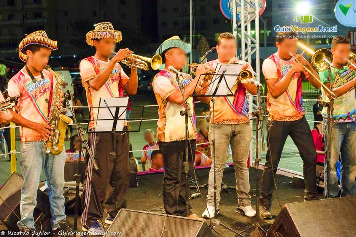 Imagem de músicos empolgados na Festa Bumba Meu Boi.