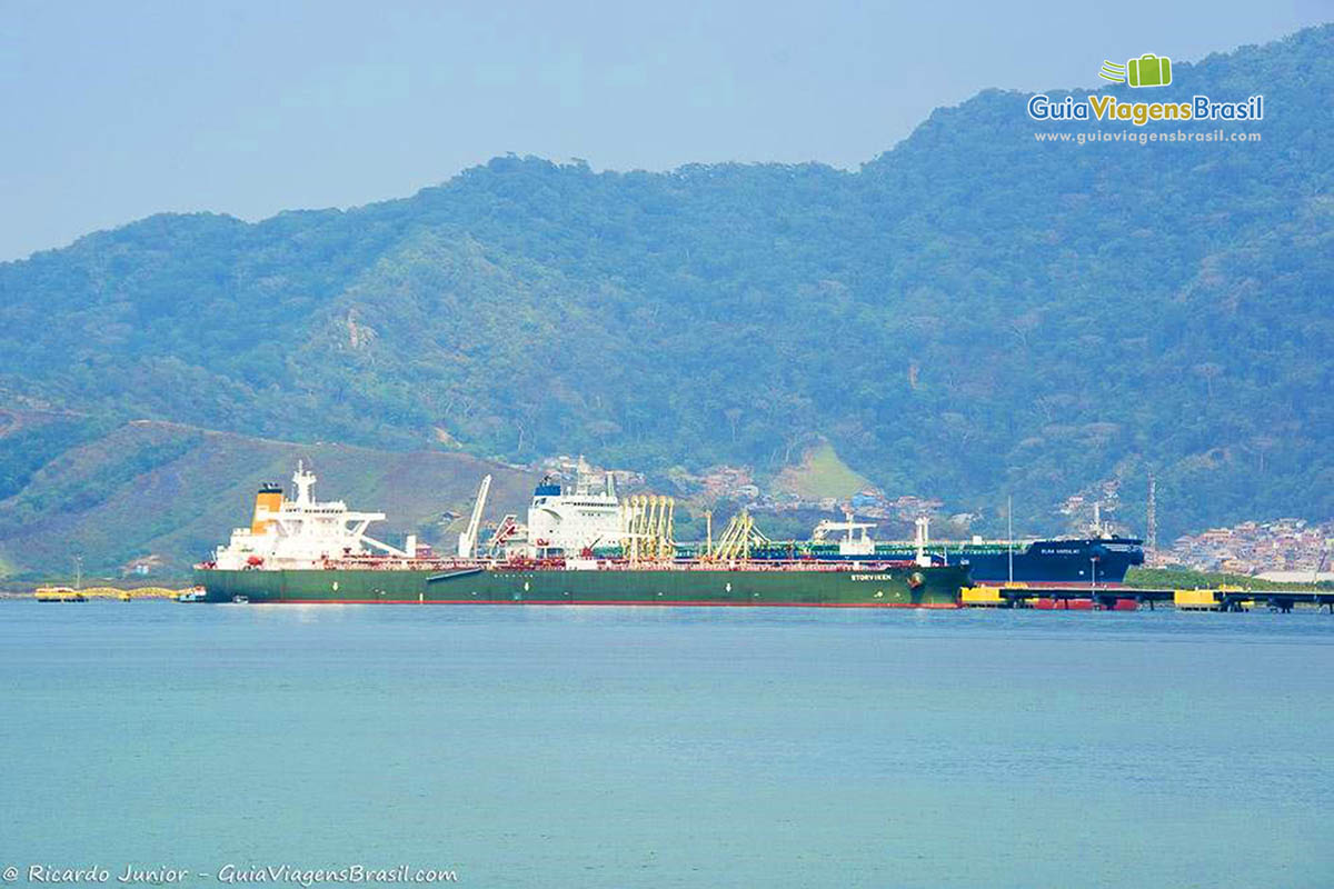 Imagem de navio cargueiro passando pela Praia Perequê, em Ilhabela