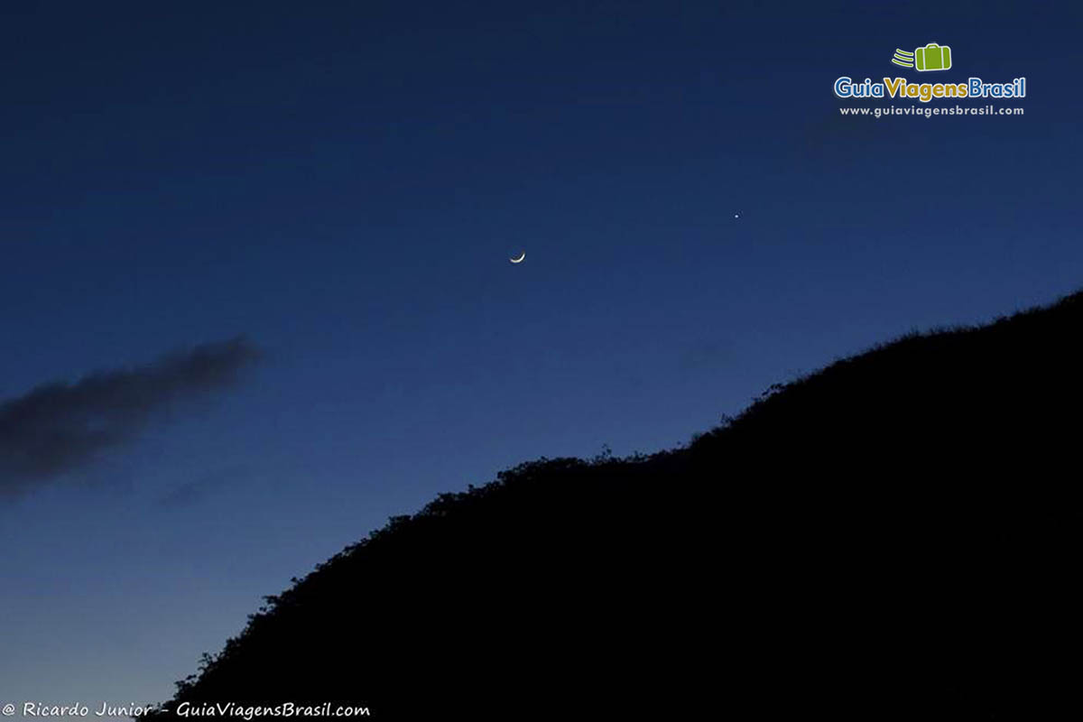 Imagem da lua em um céu azul maravilhoso na Lagoa Azul.