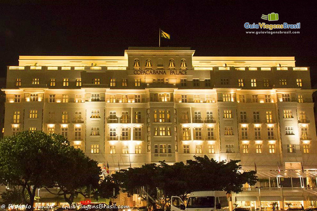 Imagem a noite do Hotel Copacabana Palace todo iluminado.