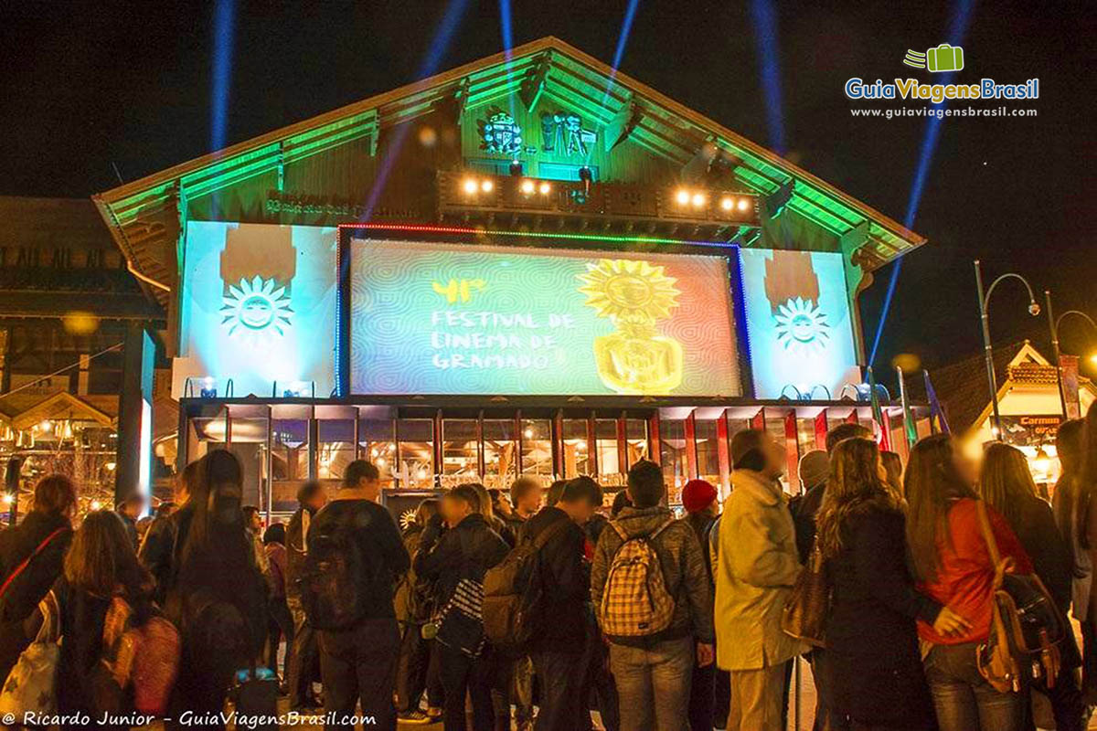 Imagem da noite com pessoas em frente ao Festival de Cinema.