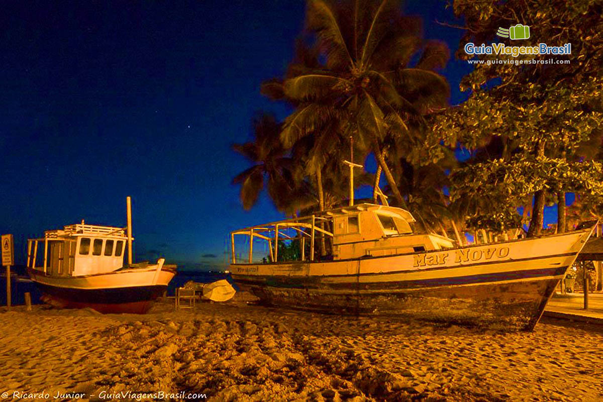 Imagem a noite da Praia do Forte.