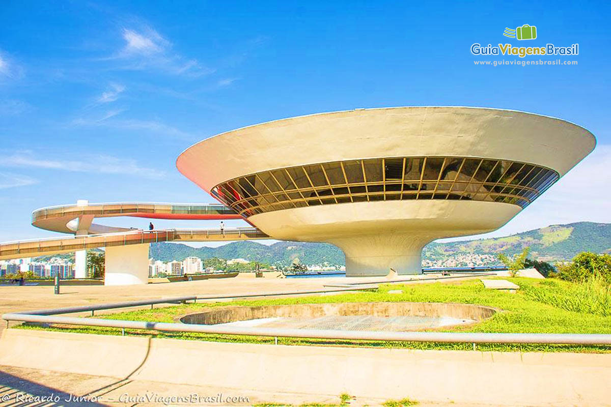 Imagem do Museu e de sua rampa de acesso.