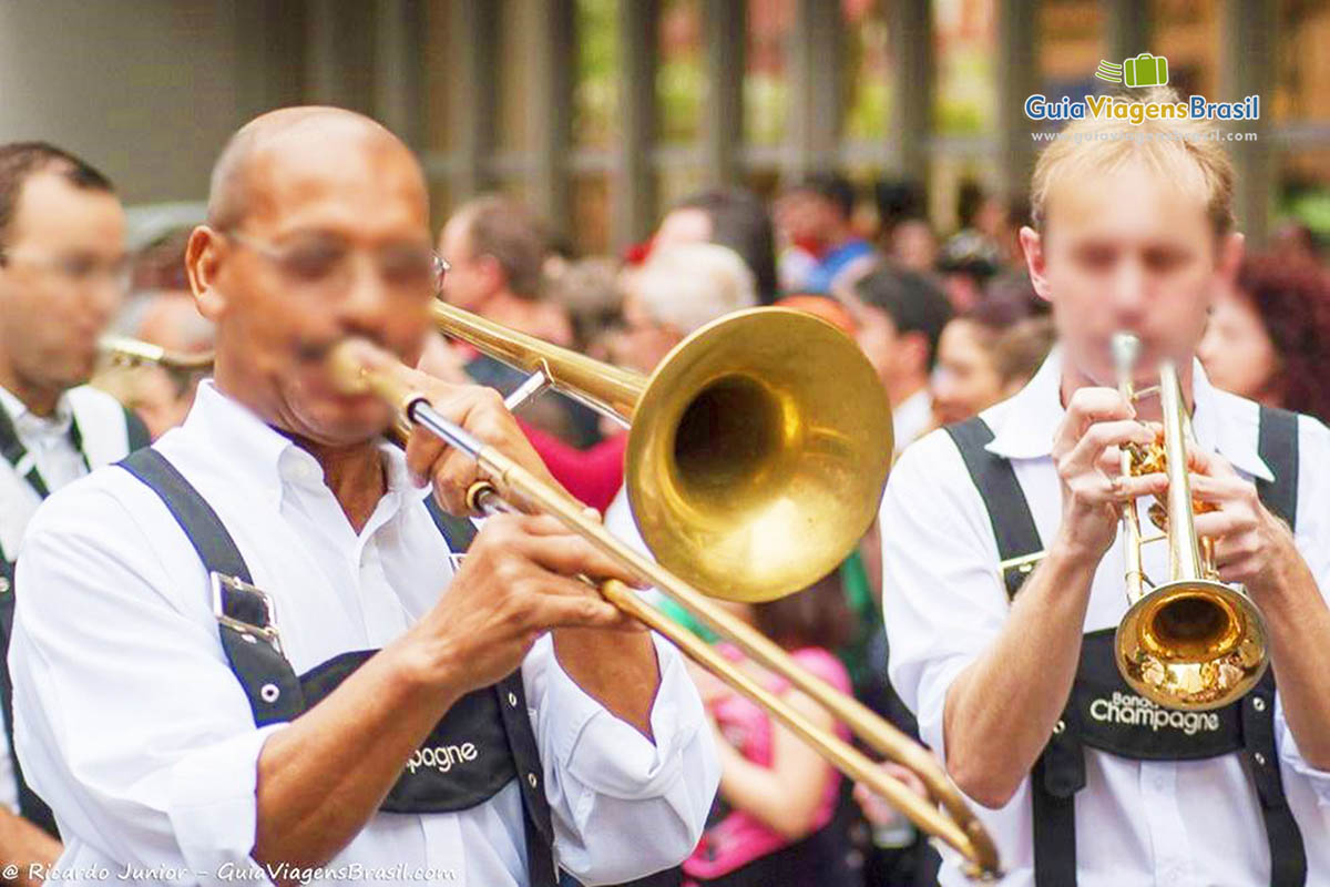 Imagem de músicos no desfile.