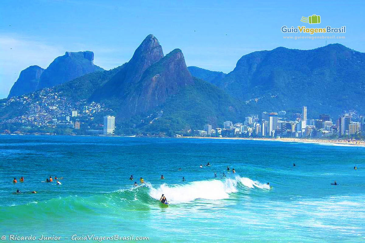 Imagem da Praia do Arpoador, muito procurado pelos surfistas.