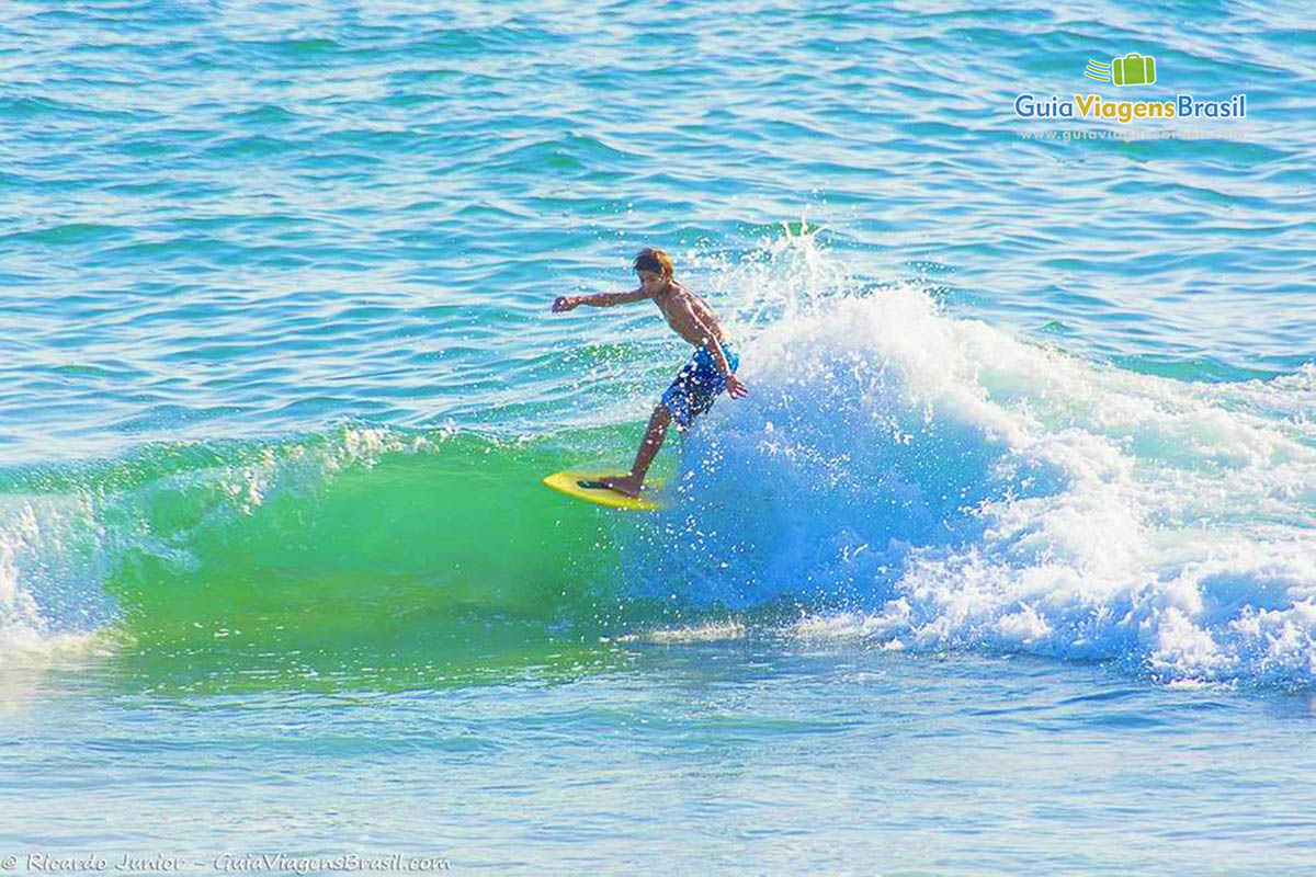 Imagem de um surfistas no pico das ondas na Praia Boçucanga, em São Sebastião.i