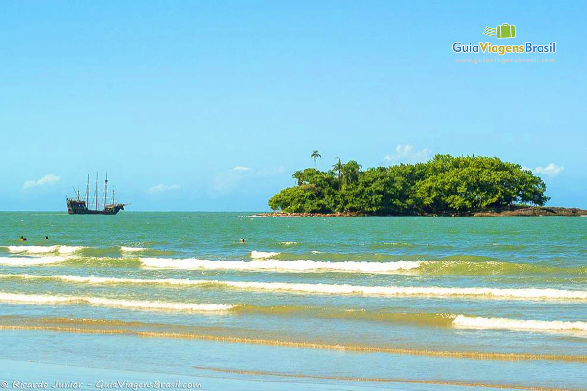 Imagem das ondas da Praia Central. 