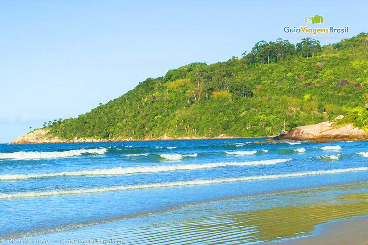 Imagem das ondas da Praia Conceição.