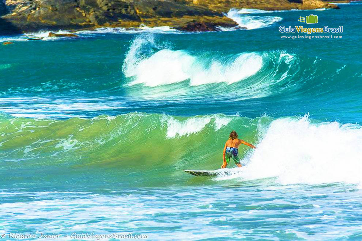 Imagem de surfistas na linda onda da praia.