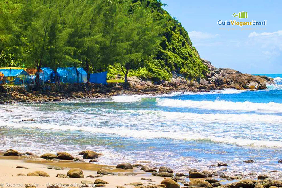 Imagem da bela e calma Praia Retiro dos Padres.