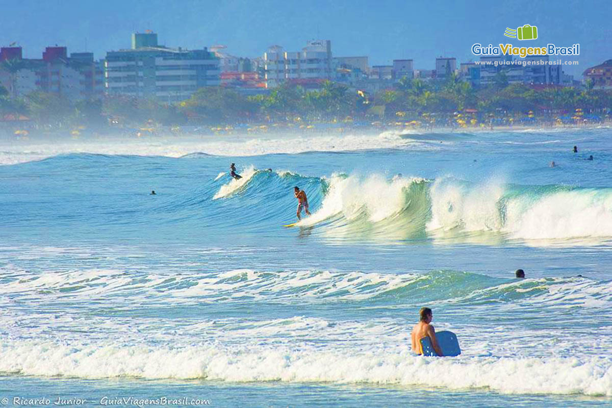 Imagem de surfista no mar da Praia das Toninhas.