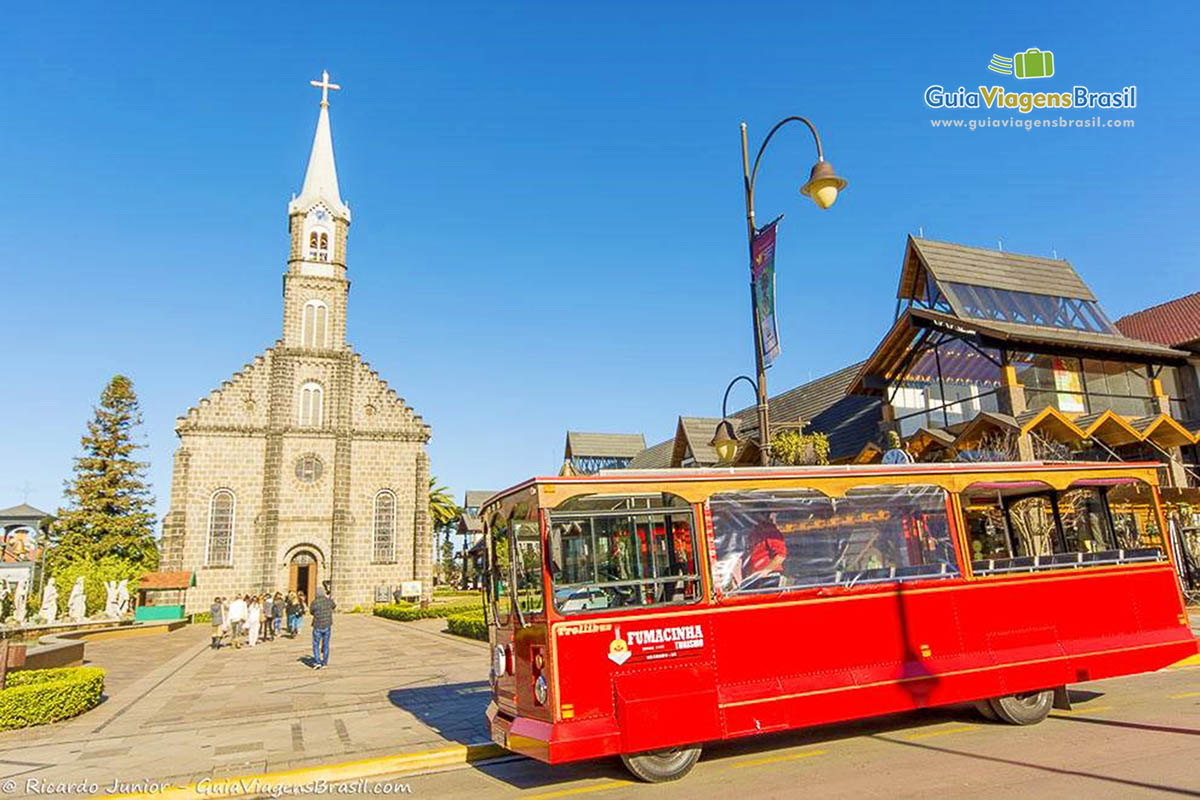 Imagem inteira do ônibus fumacinha.