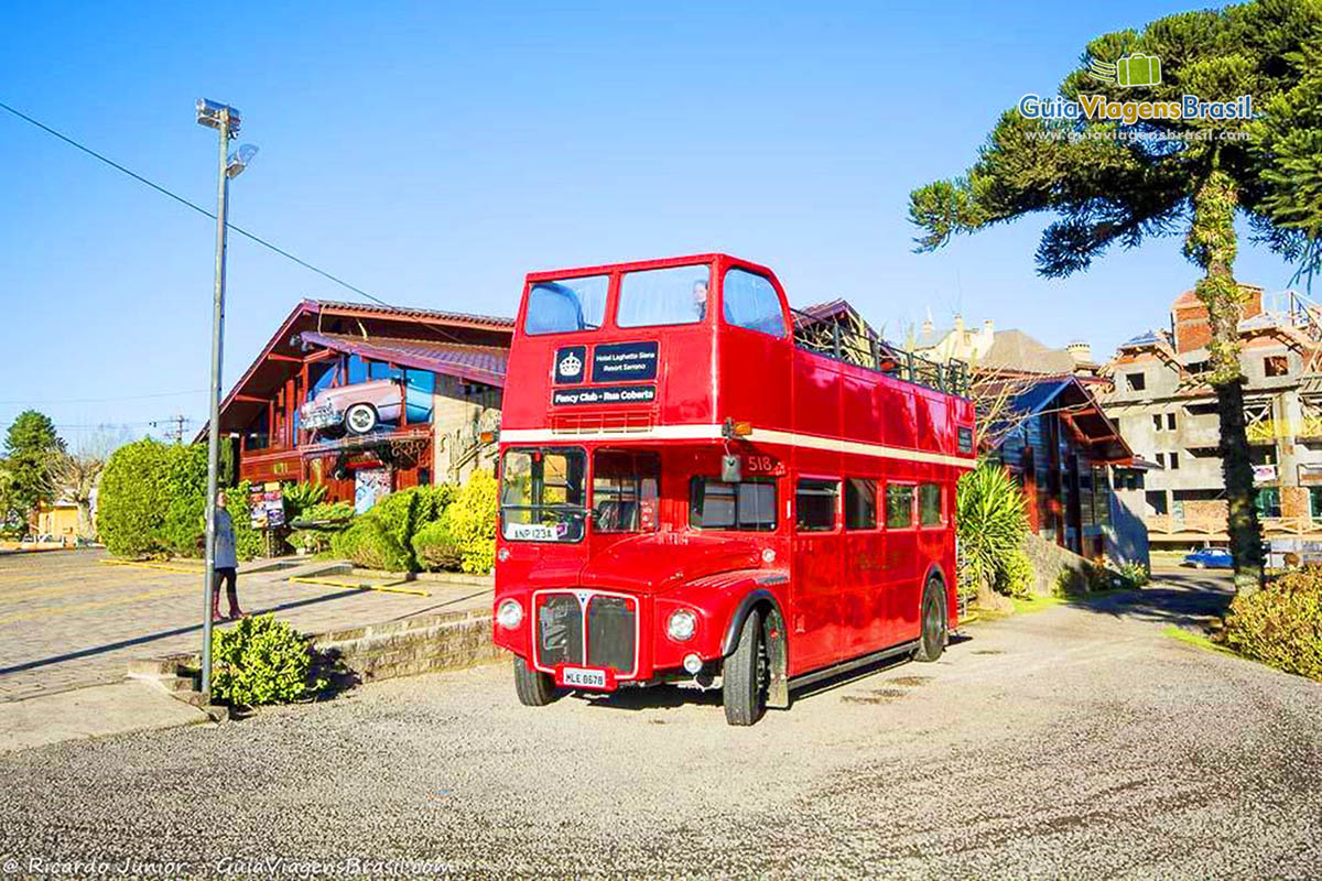 Imagem de um ônibus vermelho antigo.
