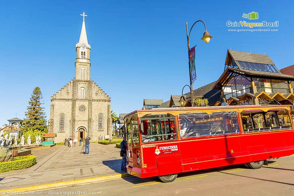 Imagem da linda arquitetura da Igreja São Pedro.