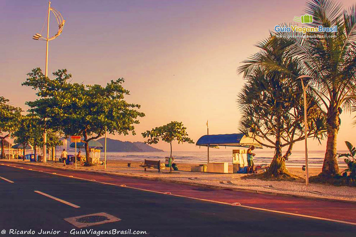 Imagem de um entardecer nos quiosques de Balneário Camboriú.