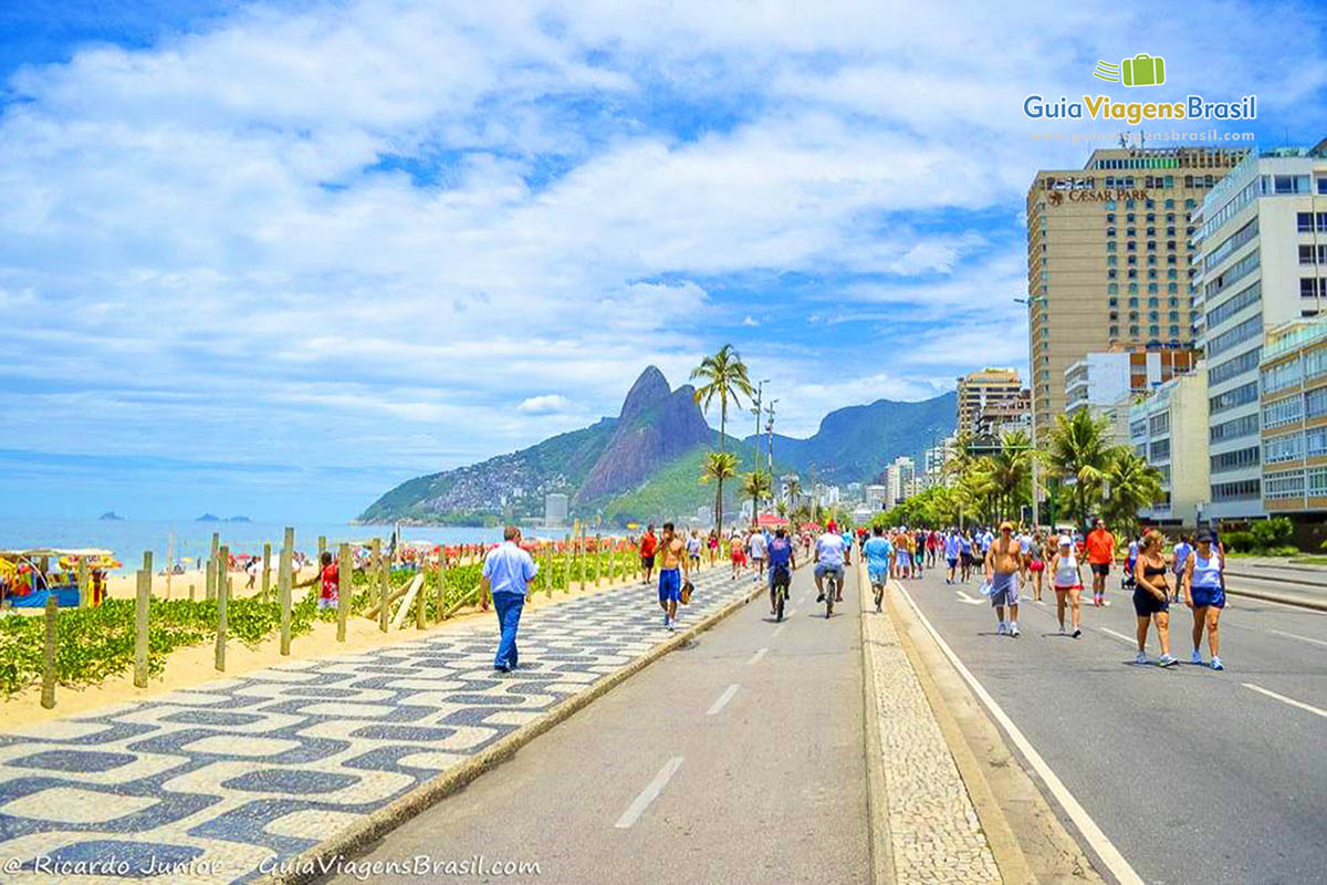 Imagem da orla de Ipanema, inspiração de muitas músicas.