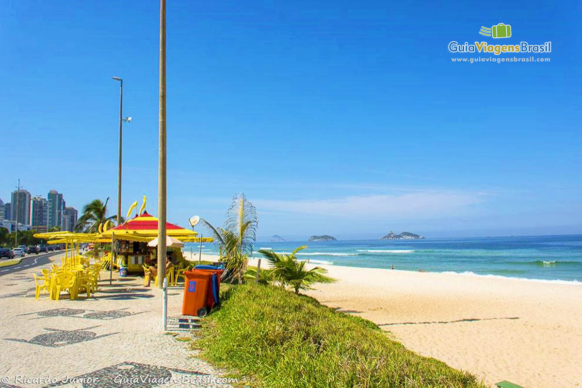 Imagem da orla da Praia da Barra da Tijuca no Rio de Janeiro.