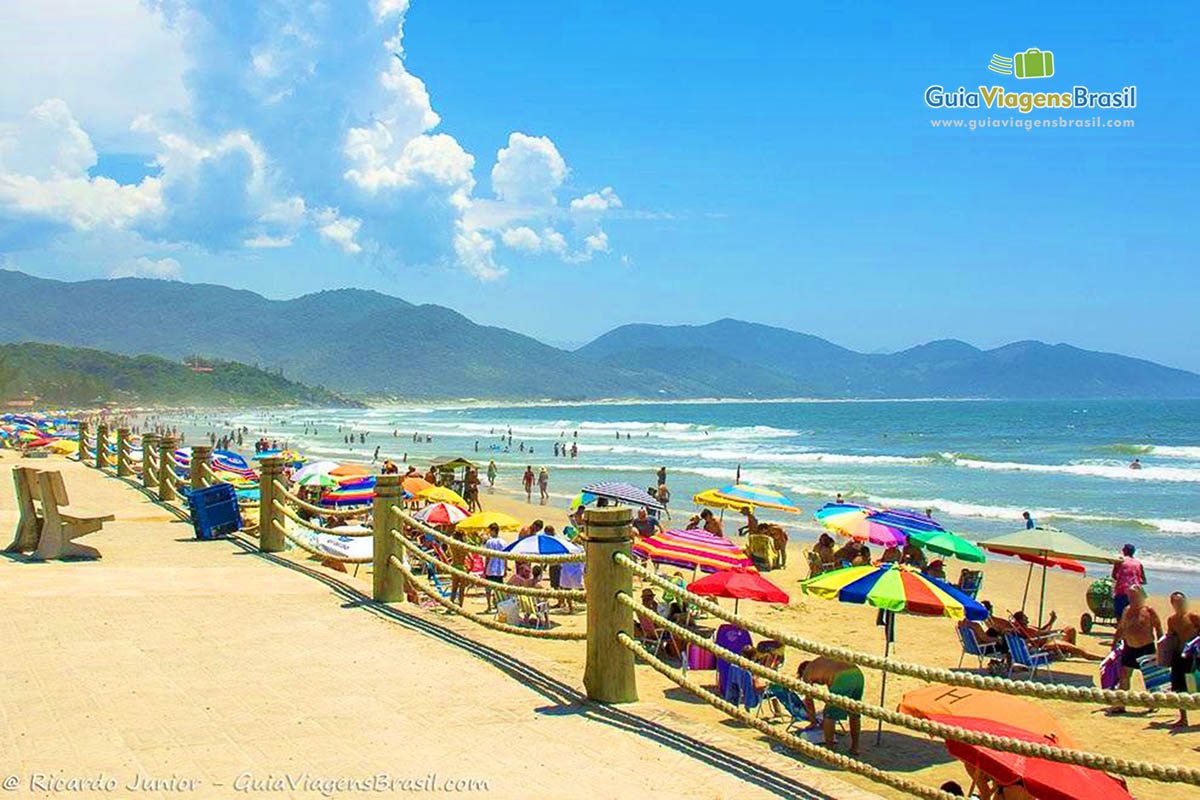 Imagem da Praia Central de Garopaba repleta de visitantes.