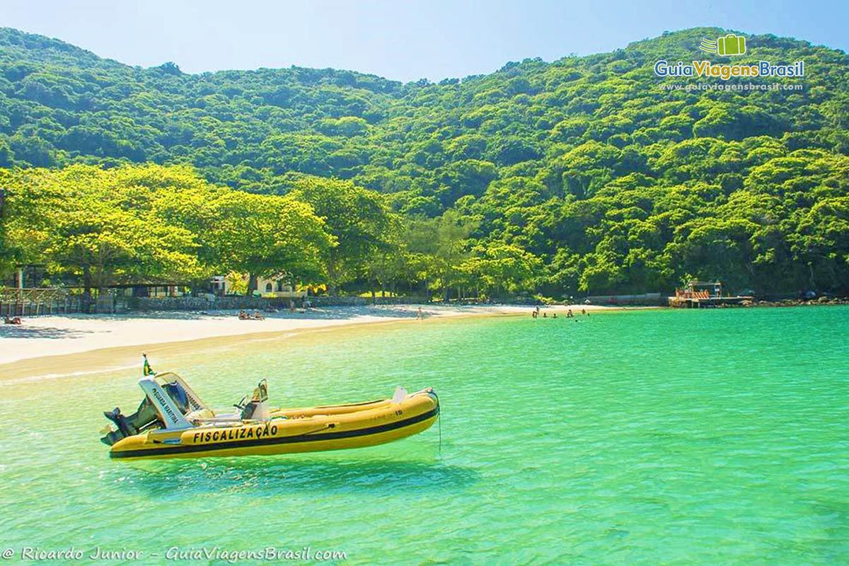 Imagem da águas mais que transparentes da Praia do Forno em Arraial do Cabo.