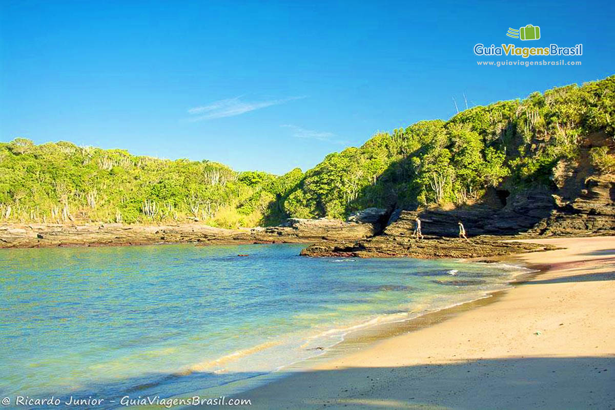 Imagem da Praia do Forno e suas belezas naturais.