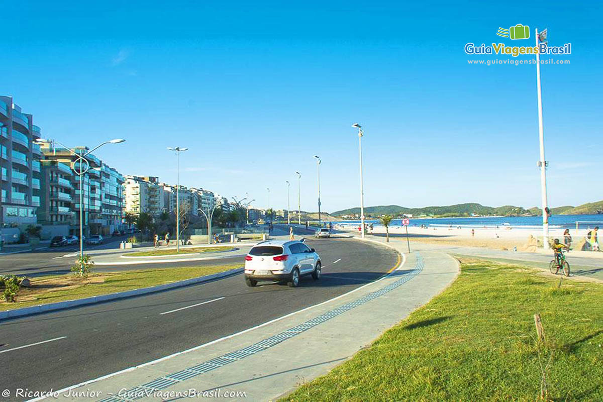 Imagem da Avenida e belos prédios na orla da Praia do Forte.