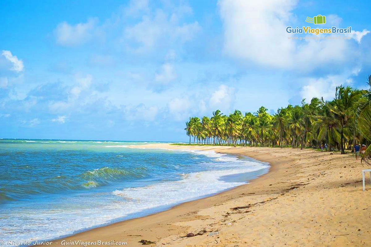 Imagem das pequenas ondas na beira da praia.