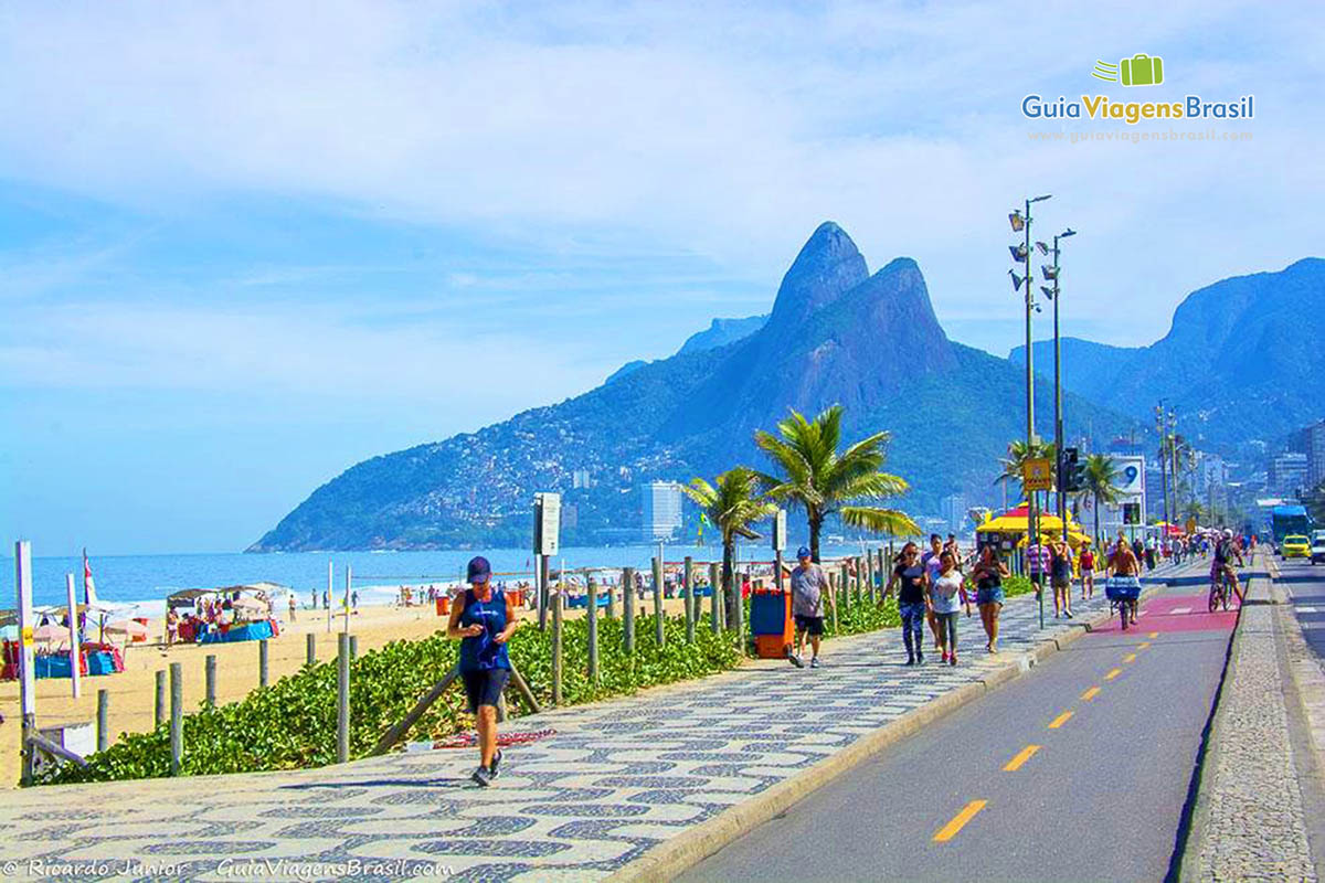 Imagem de pessoas se exercitando na orla da Praia do Leblon.