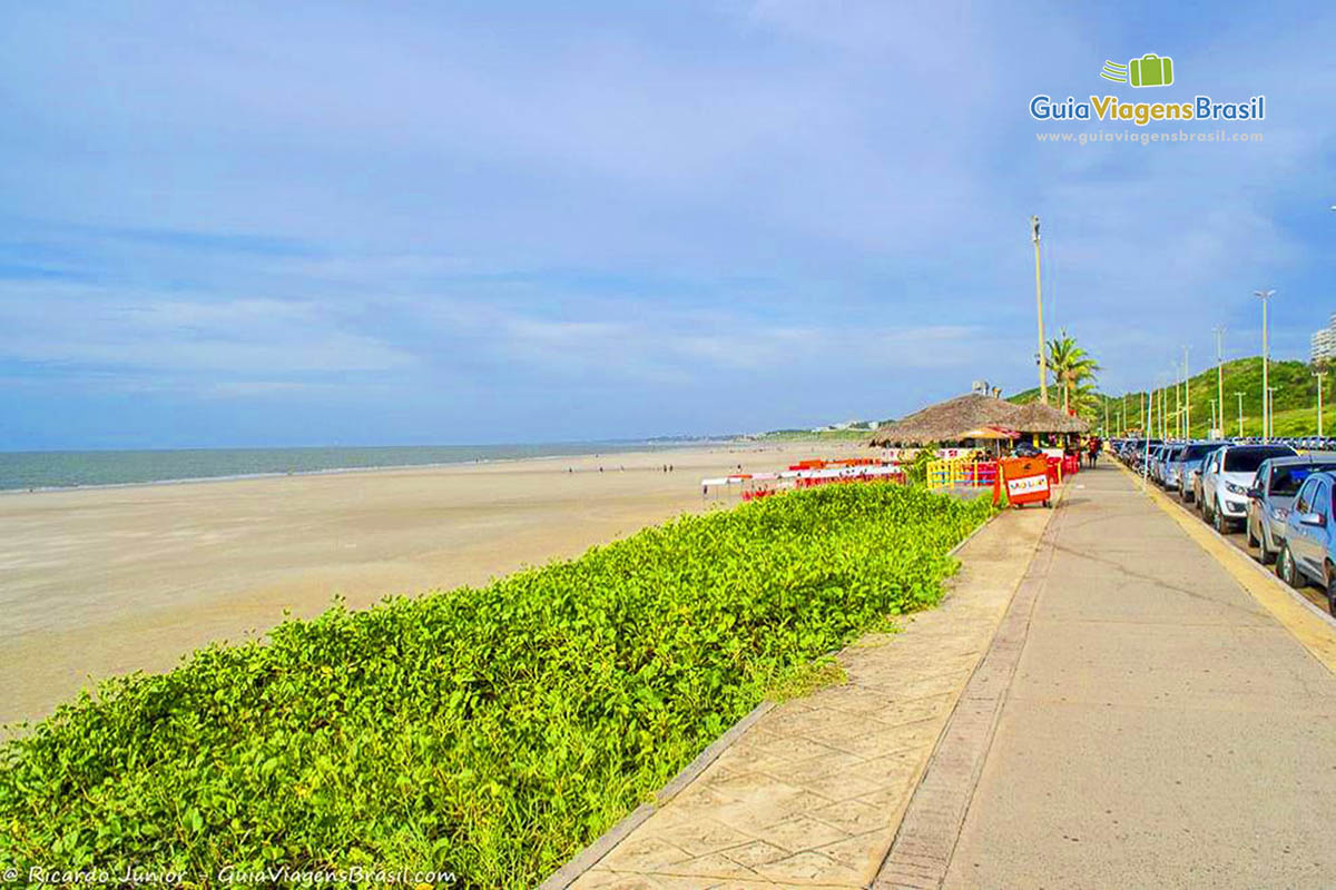 Imagem da linda orla da Praia São Marcos.