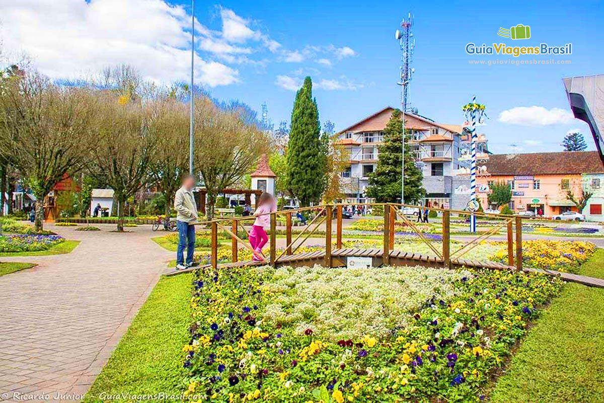 Imagem de família aproveitando a linda Praça da República.