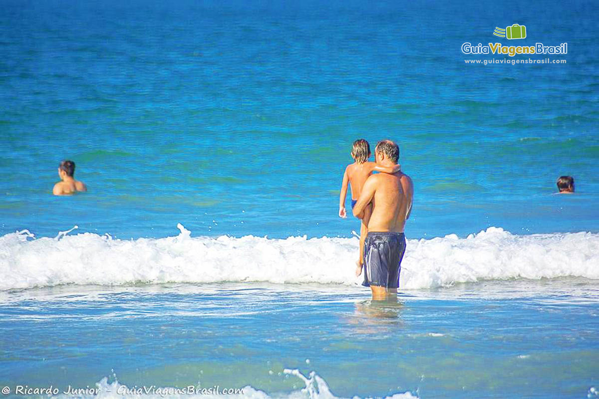 Imagem do mar azul na Praia Bombas.