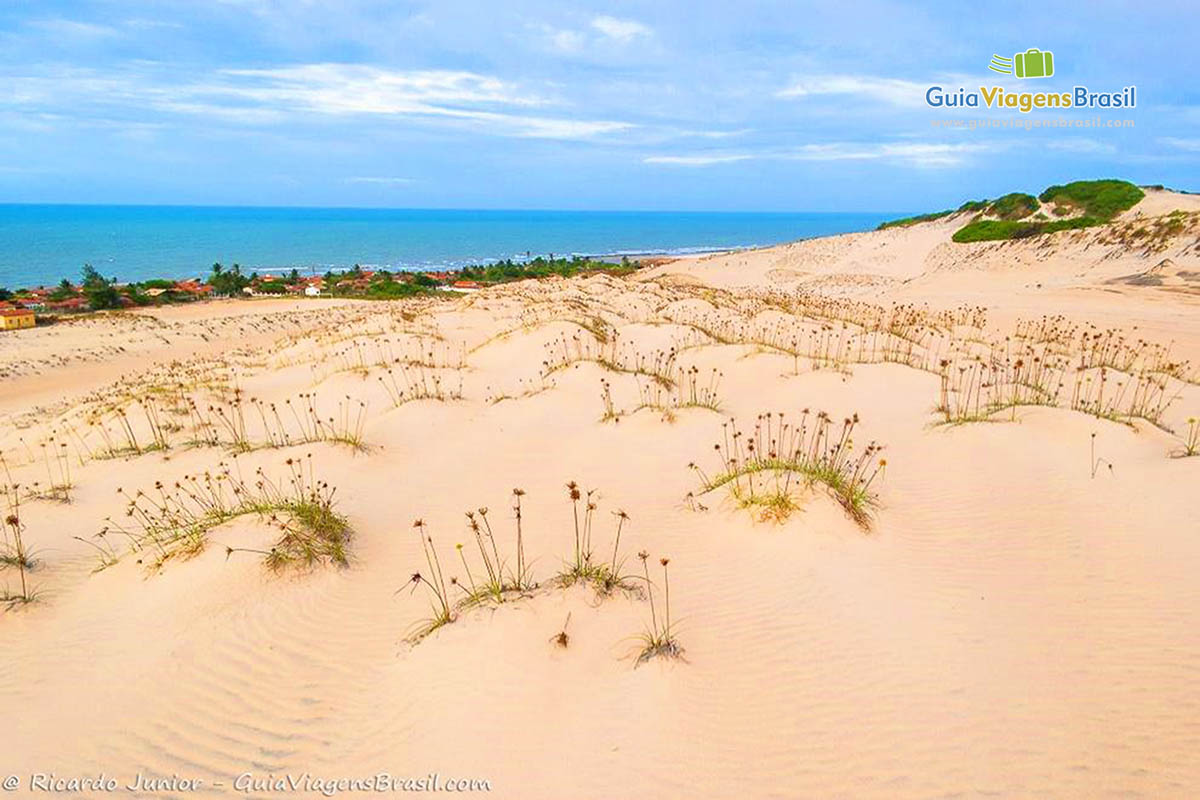 Imagem das belas dunas e ao fundo Praia de Canoa Quebrada, passeio encantador.