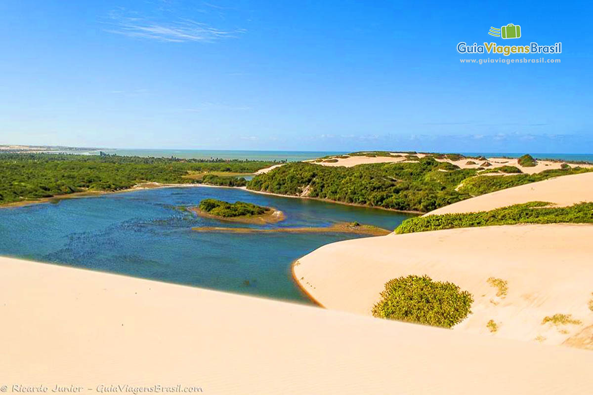 Imagem da bela paisagem da Lagoa Genipabu.