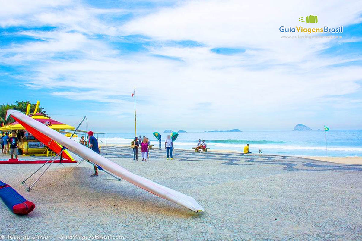 Imagem de paraglider nas areias da Praia de São Conrado.