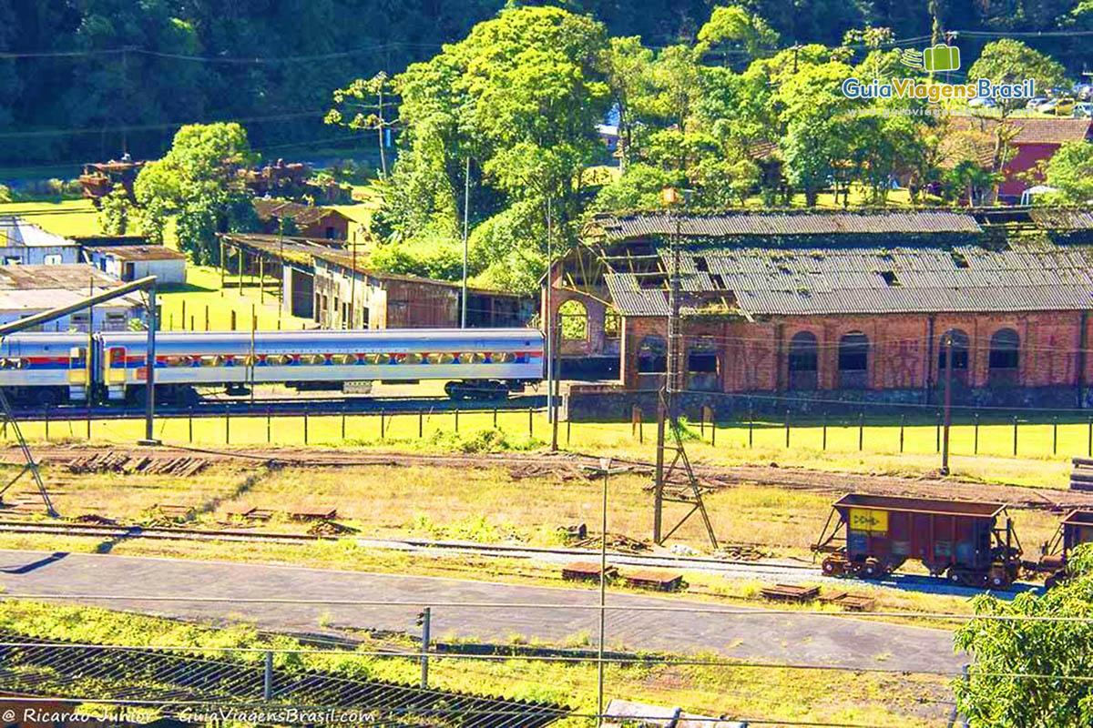 Imagem do trem, trilhos e verde de Paranapiacaba.