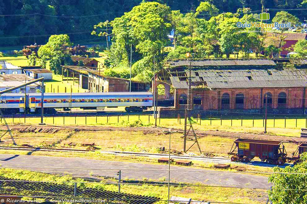 Imagem do trem, trilhos e verde de Paranapiacaba.