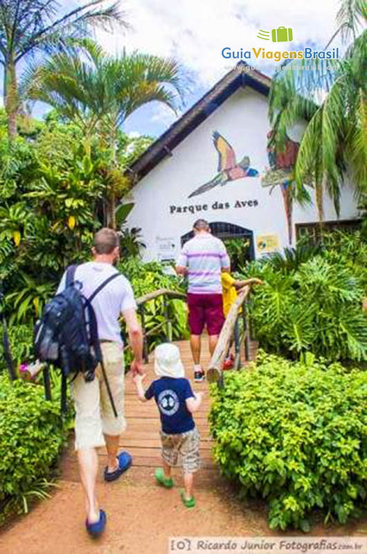 Imagem de turistas entrando no Parque das Aves, em Foz do Iguaçu.