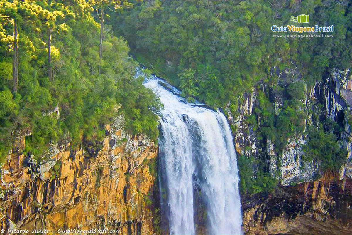 Imagem do topo da cachoeira.