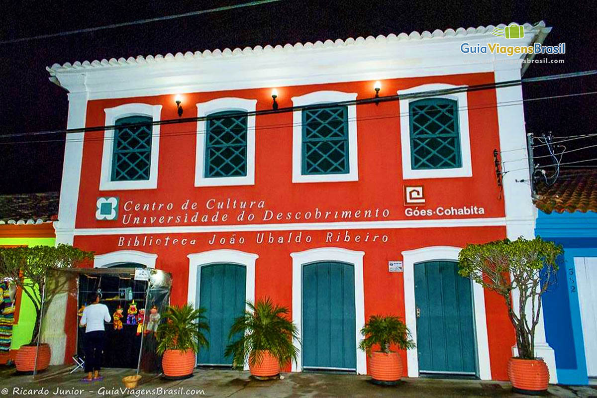 Imagem da fachada do Centro de Cultura - Biblioteca João Ubaldo Ribeiro.