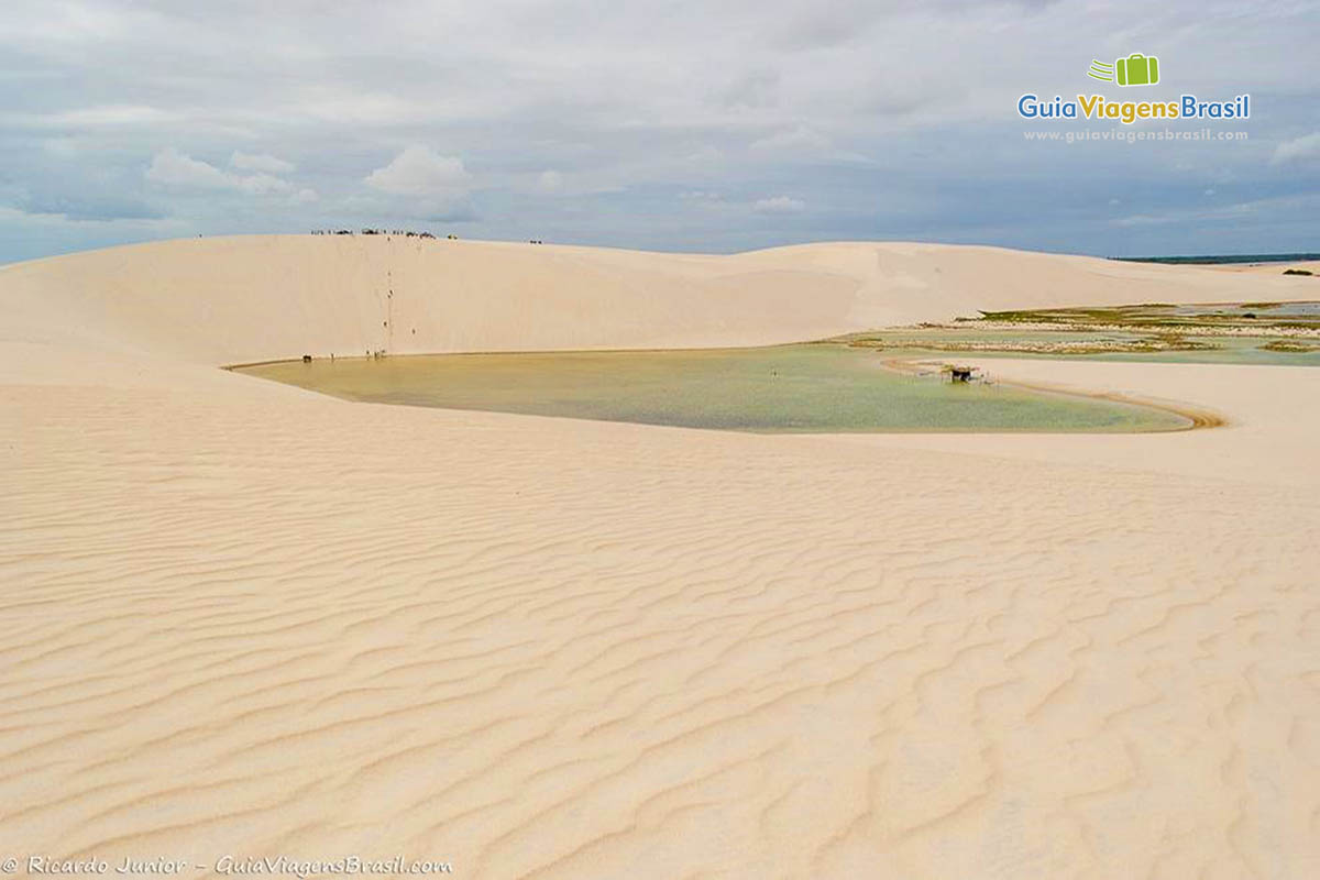 Imagem das dunas brancas com lago no meio das areias.