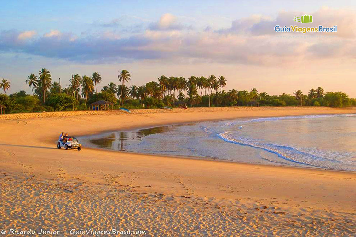 Imagem de pessoa passeando de bugue na praia.