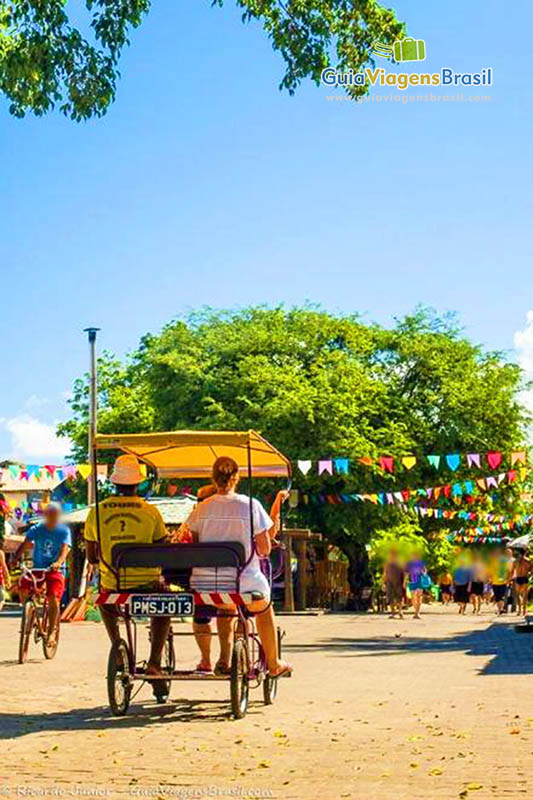 Imagem de passeio de charrete na vila na Praia do Forte.